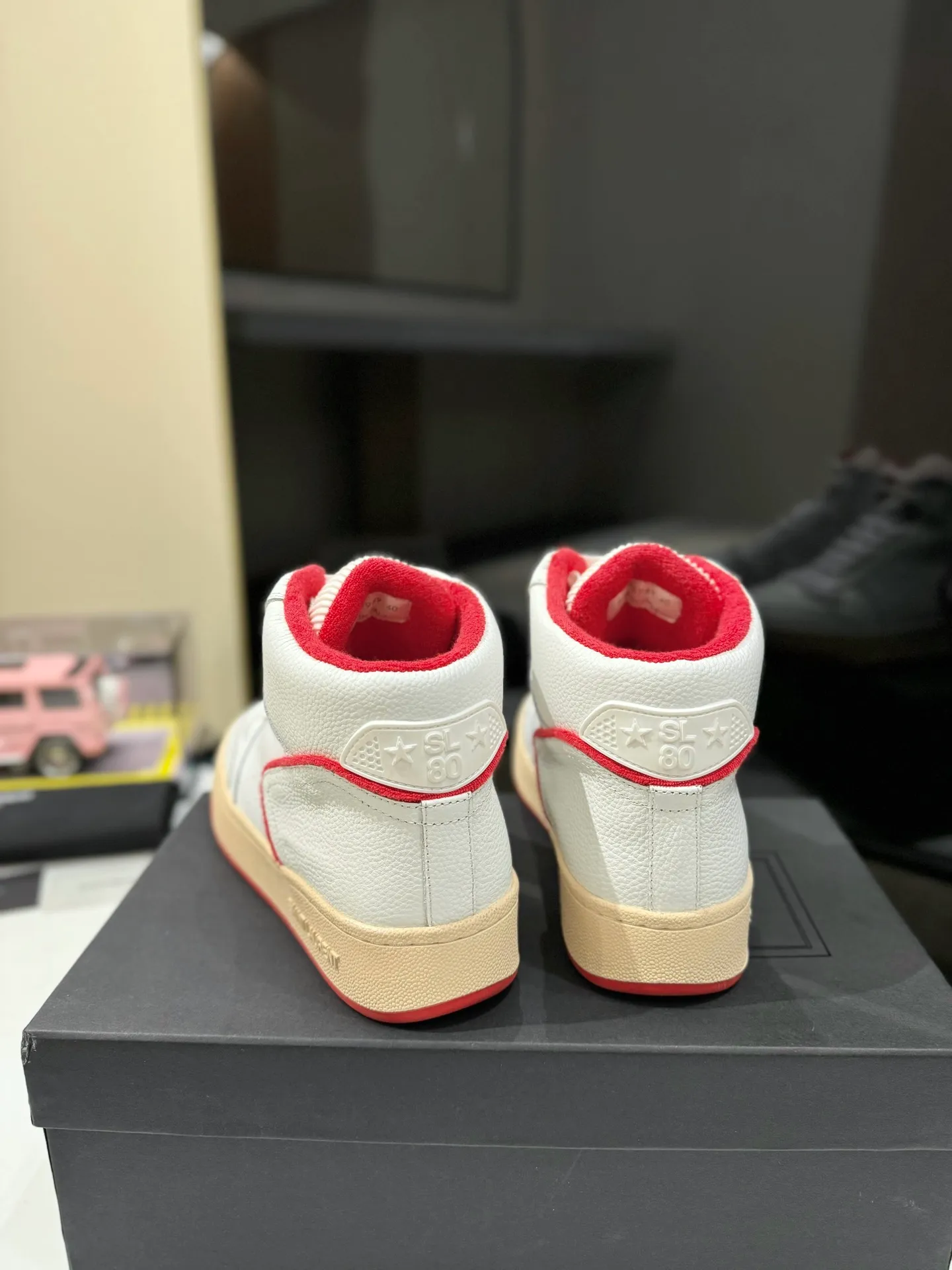 👟👟Ex-factory price 680👟👟 [High version for couples] YSL SAINT LAURENT Yves Saint Laurent SL61, the latest popular casual series in spring and summer...👍👍 Yves Saint Laurent SL61, original purchase, 1:1 replica, fresh blood injection and casual retro design, super good-looking and versatile, the upper is made of cowhide punching and splicing, the upper is super soft , lightweight and comfortable to match with sweatshirts, it is recommended to have one pair in each hand😁 ✅Fabric: Original customized cowhide ➕Punching process ➕Last process ✅Inner lining: Original towel lining ✅Feet: Original customized cowhide ✅Outsole: Original molded two-color bottom ✅Packaging: Original full set of packaging ✅Code number: 35-46 (Female 41.42. Male 38.45.46 Customized, non-returnable)